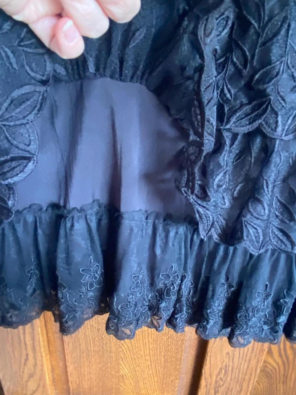 Minissaia preta de renda com babados escalonados, estilo romântico ou coquette – photo 11